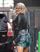 Ashley-Roberts-Arriving-at-the-London-Studio-2
