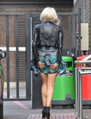 Ashley-Roberts-Arriving-at-the-London-Studio-20