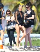 Doutzen-Kroes-Bikini-Miami-210