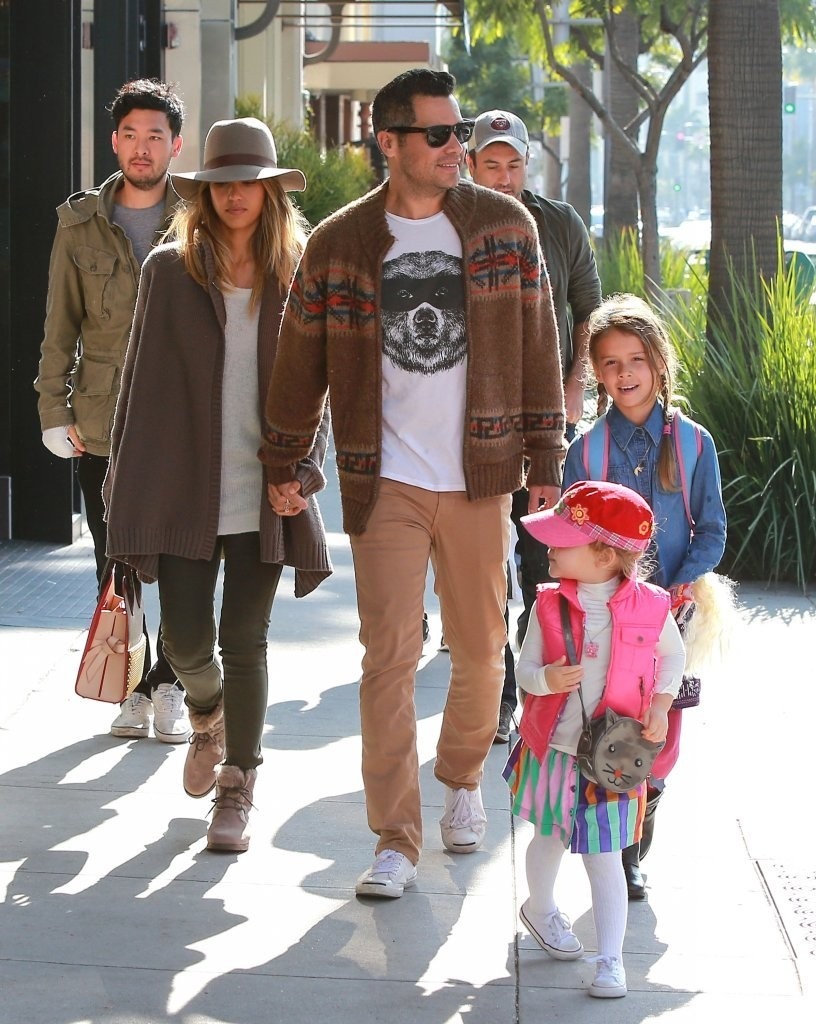 Jessica-Alba-with-her-family-1