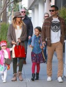 Jessica-Alba-with-her-family-4