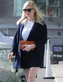 Kirsten-Dunst-Leggy-in-Skirt-15
