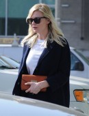 Kirsten-Dunst-Leggy-in-Skirt-9