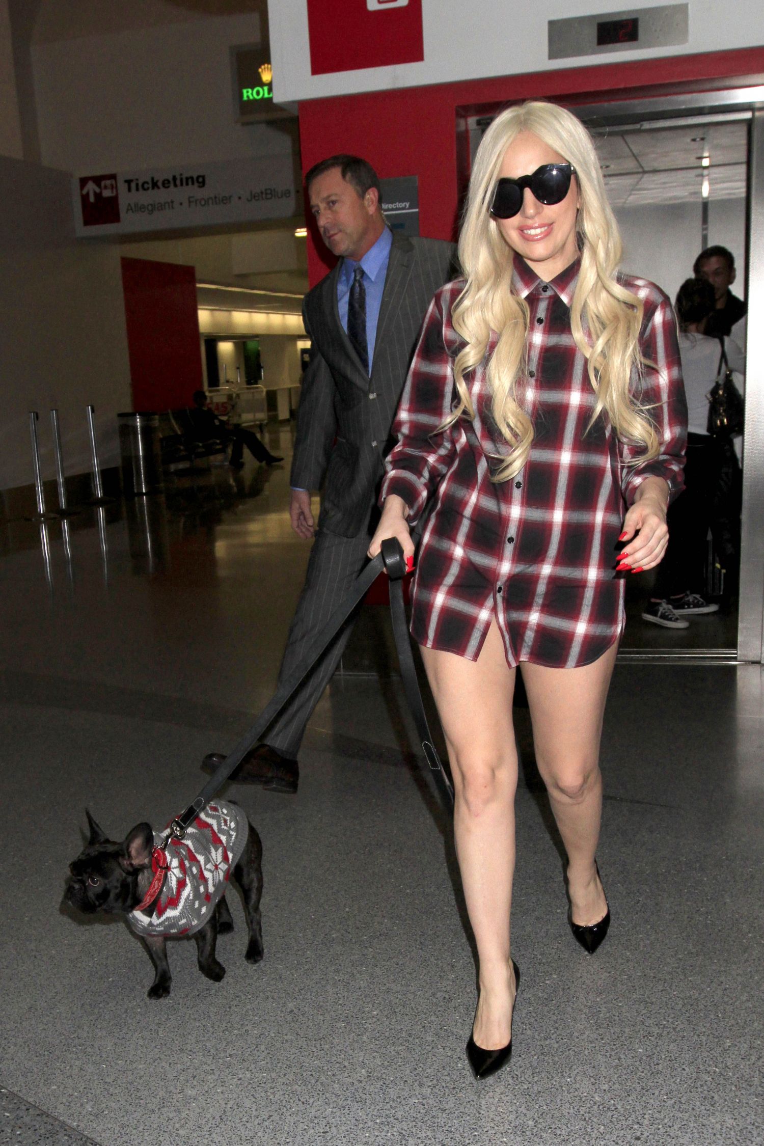 Lady-Gaga-Leggy-Airport-1