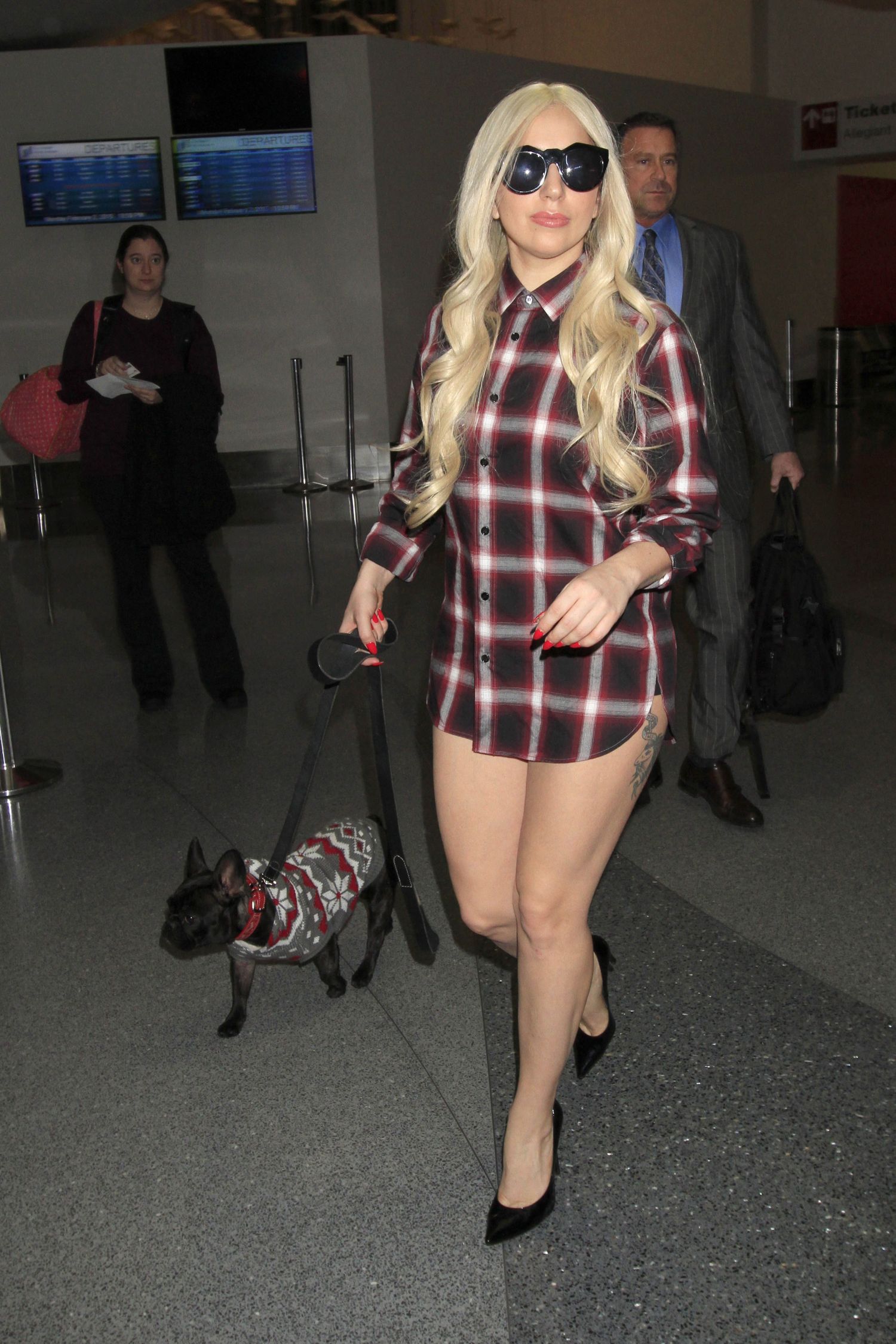 Lady-Gaga-Leggy-Airport-3