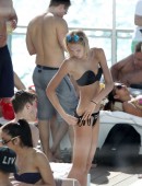 Romee-Strijd-in-Bikini-4