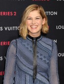 Rosamund-Pike-57