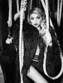 Sarah-Hyland-Galore-February-2015-3