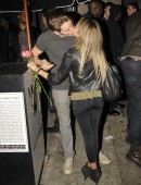 Sarah-Hyland-Warwick-Nightclub-Kissing-Hollywood-1
