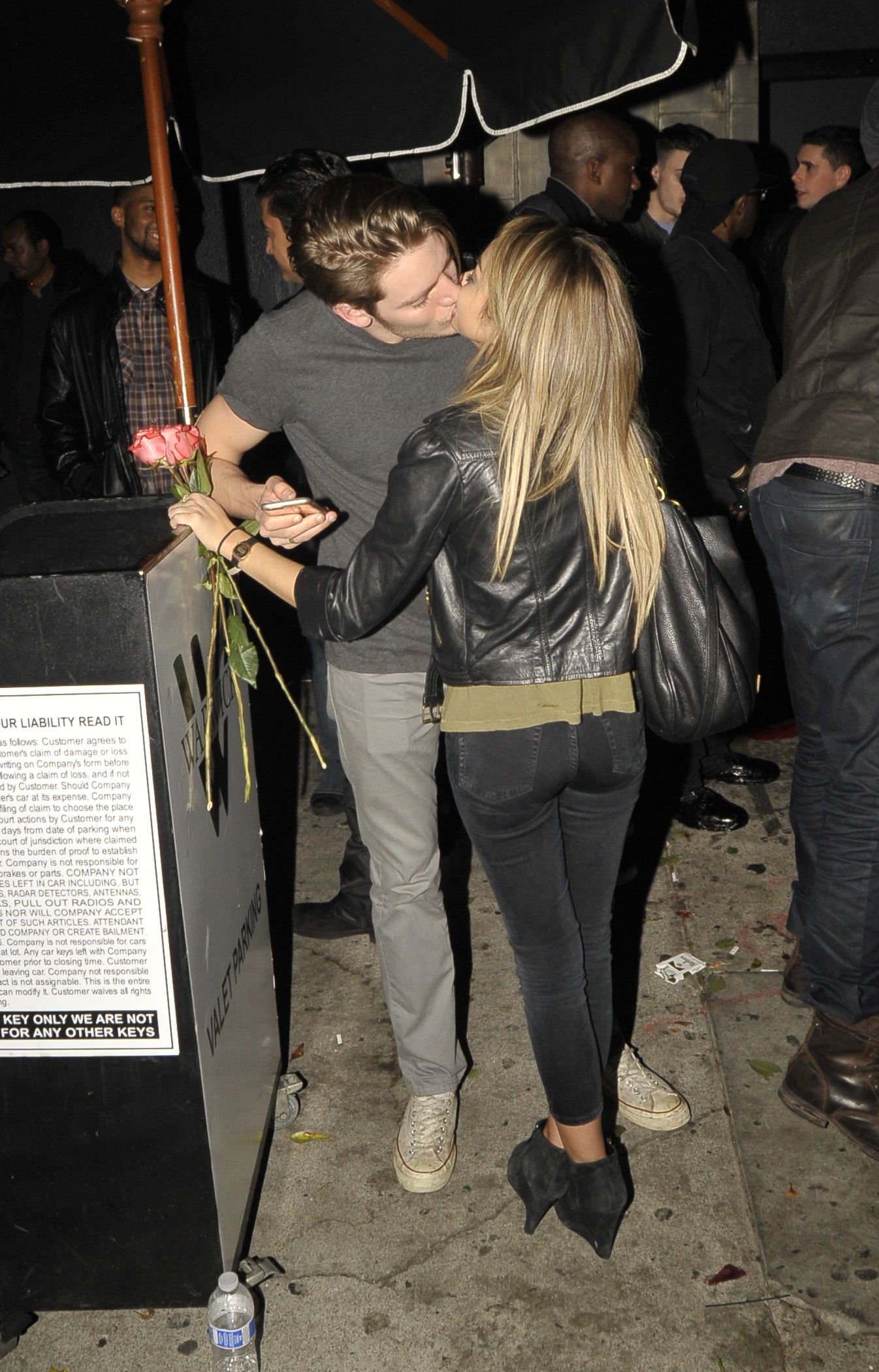 Sarah-Hyland-Warwick-Nightclub-Kissing-Hollywood-1