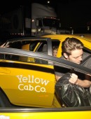 Sarah-Hyland-Warwick-Nightclub-Kissing-Hollywood-10
