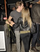 Sarah-Hyland-Warwick-Nightclub-Kissing-Hollywood-2
