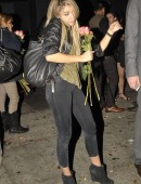 Sarah-Hyland-Warwick-Nightclub-Kissing-Hollywood-3