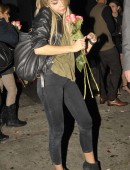 Sarah-Hyland-Warwick-Nightclub-Kissing-Hollywood-4