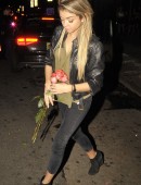 Sarah-Hyland-Warwick-Nightclub-Kissing-Hollywood-5