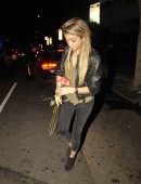 Sarah-Hyland-Warwick-Nightclub-Kissing-Hollywood-6