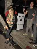 Sarah-Hyland-Warwick-Nightclub-Kissing-Hollywood-7