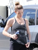 Ashley-Greene-Booty-in-Tights-6