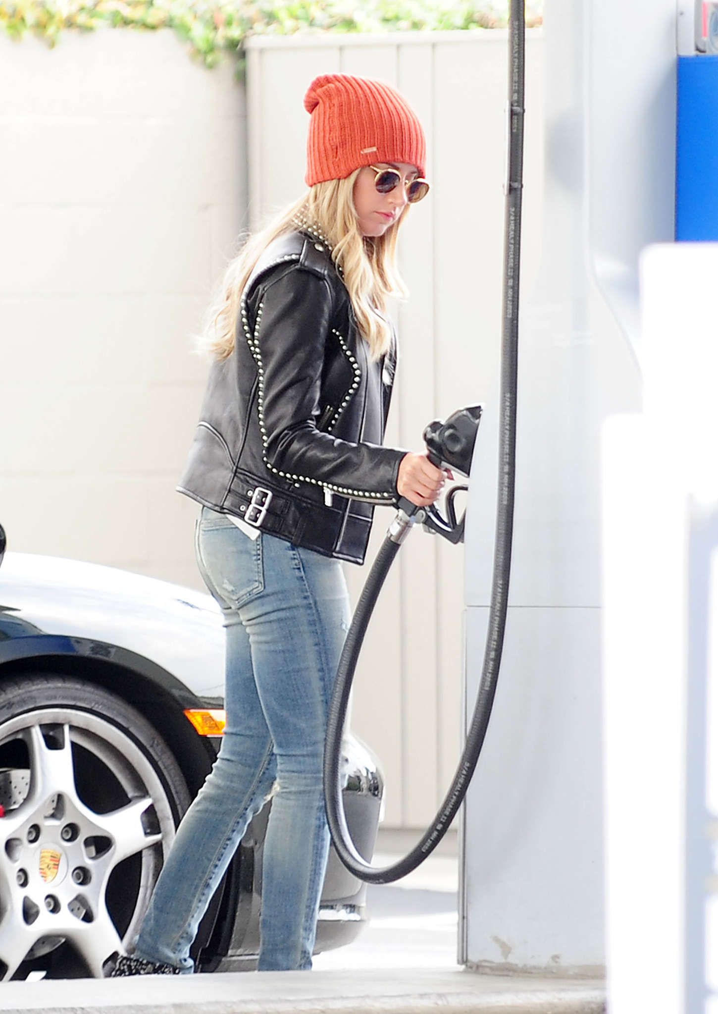 Ashley-Tisdale-Pumping-Gas-in-Toluca-Lake-3