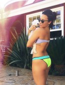 Demi-Lovato-in-Bikini-2
