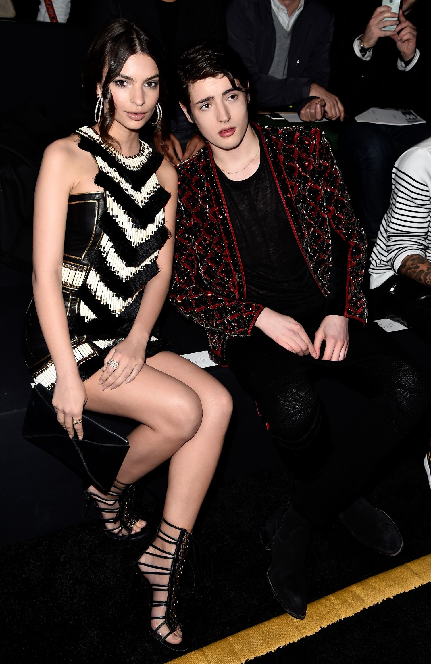 Emily-Ratajkowski-at-Balmain-Fashion-Show-Paris-3