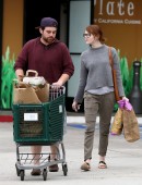 Emma-Stone-Grocery-Shopping-5