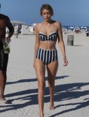 Gigi-Hadid-in-Bikini-Miami-Beach-15