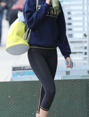 Gigi-Hadid-in-Tight-Leggings-6