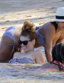 Jessica-Alba-Bikini-Caribbean-15
