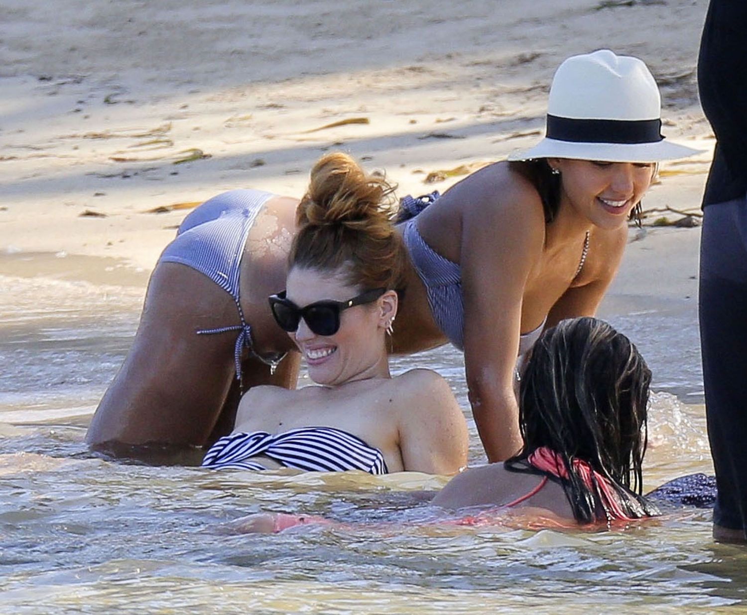 Jessica-Alba-Bikini-Caribbean-15
