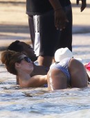 Jessica-Alba-Bikini-Caribbean-8