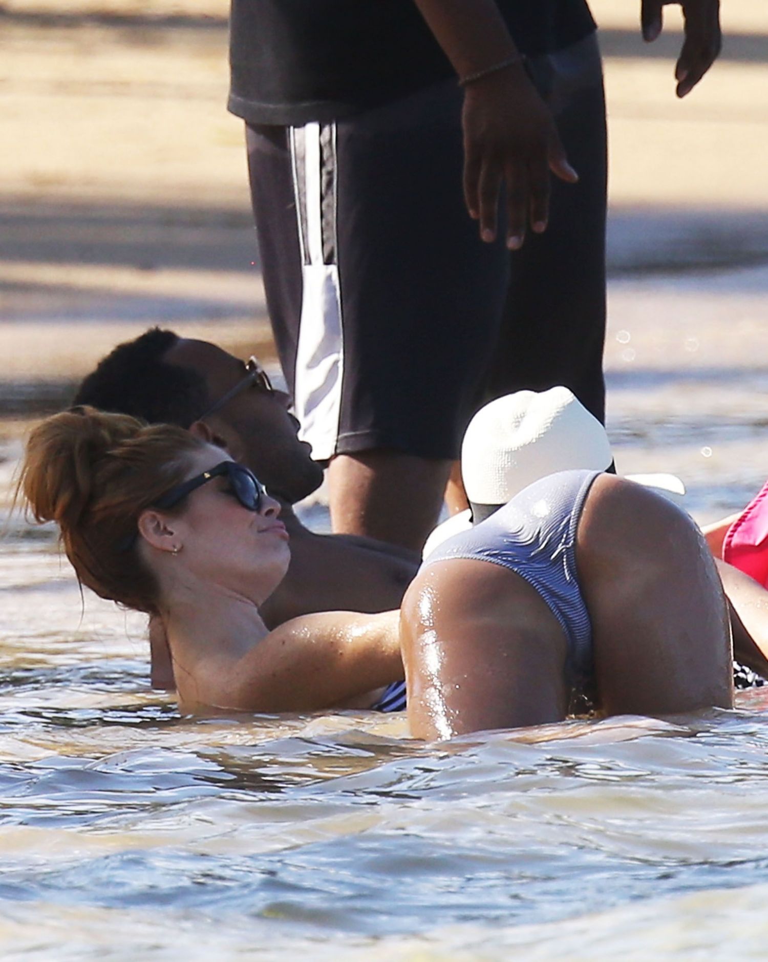 Jessica-Alba-Bikini-Caribbean-8