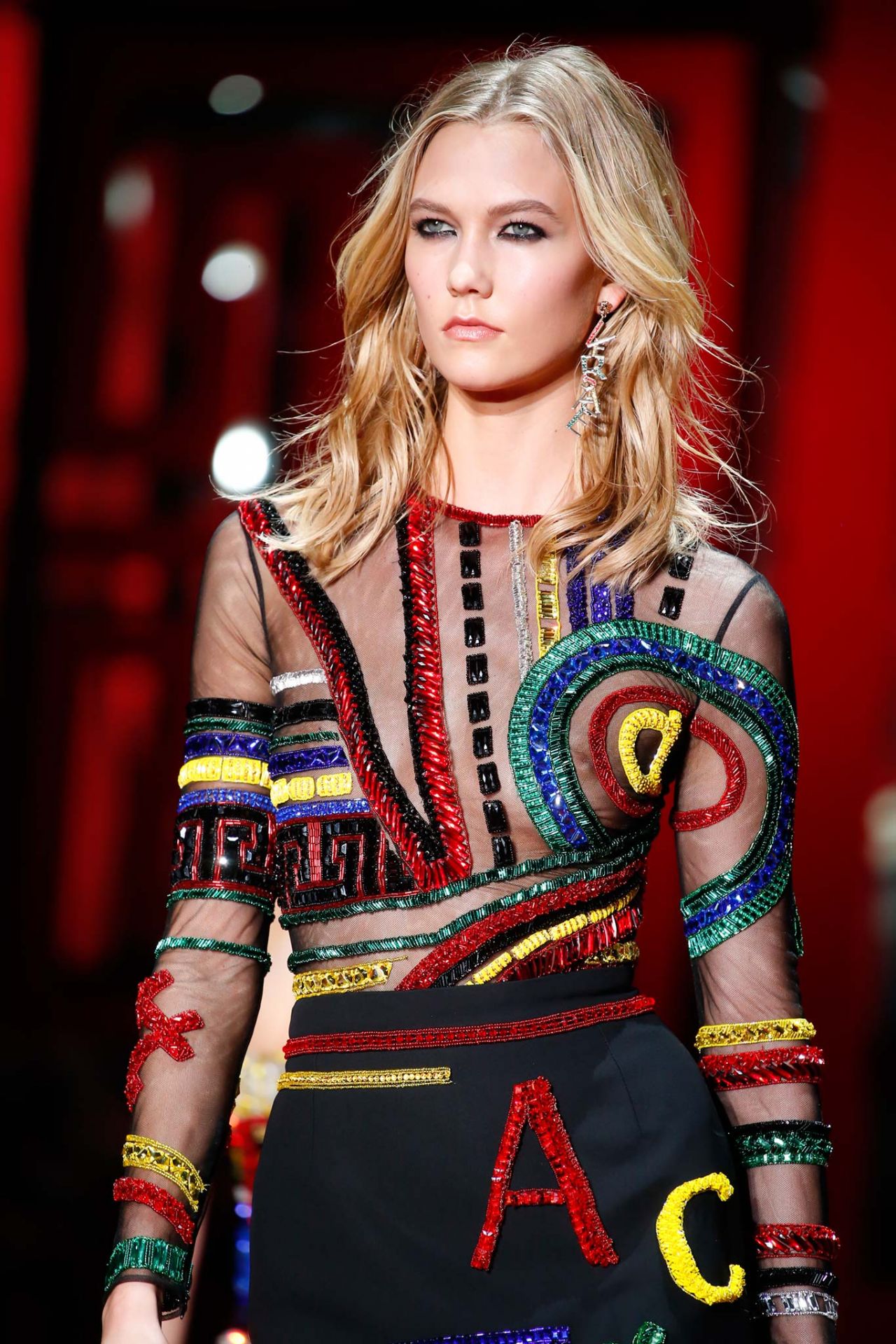 Karlie-Kloss-Versace-Fashion-Show-Runaway-2015-1