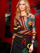 Karlie-Kloss-Versace-Fashion-Show-Runaway-2015-4