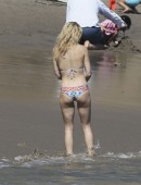 Kate-Hudson-in-Bikini-Malibu-1