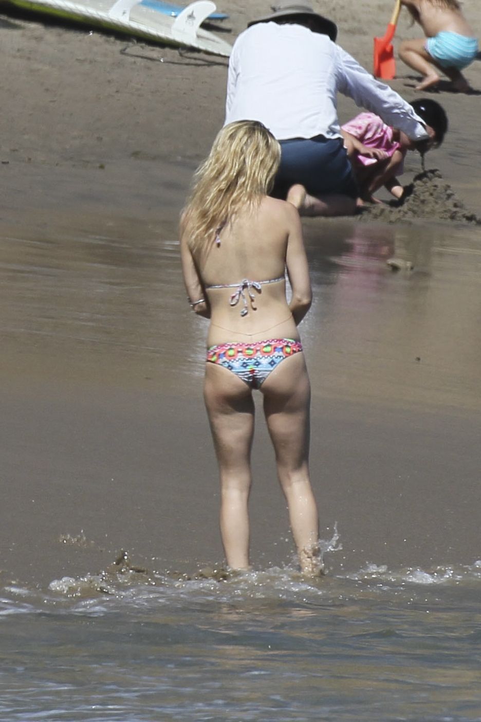 Kate-Hudson-in-Bikini-Malibu-1