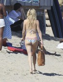 Kate-Hudson-in-Bikini-Malibu-2