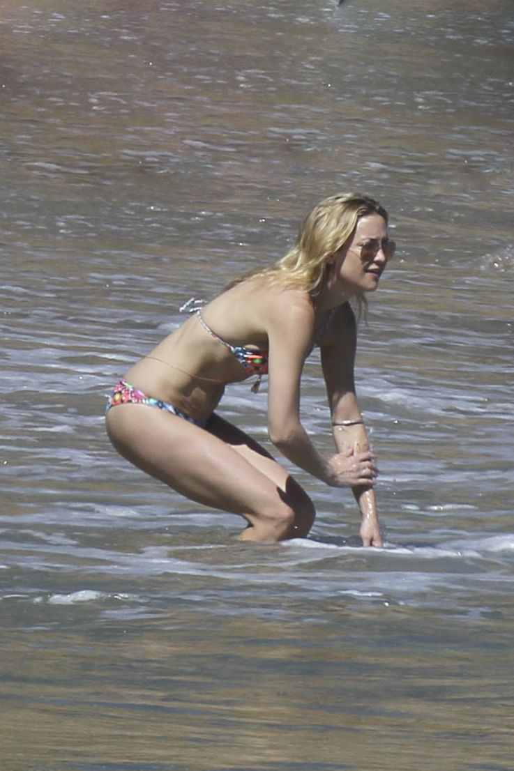 Kate-Hudson-in-Bikini-Malibu-9
