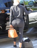 Kim-Kardashian-Booty-in-Tights-401