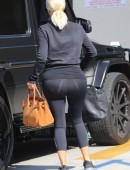 Kim-Kardashian-Booty-in-Tights-404