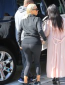 Kim-Kardashian-Booty-in-Tights-406