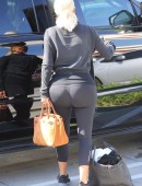 Kim-Kardashian-Booty-in-Tights-409