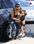 Kim-Kardashian-in-Jeans-601