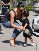 Kim-Kardashian-in-Jeans-602