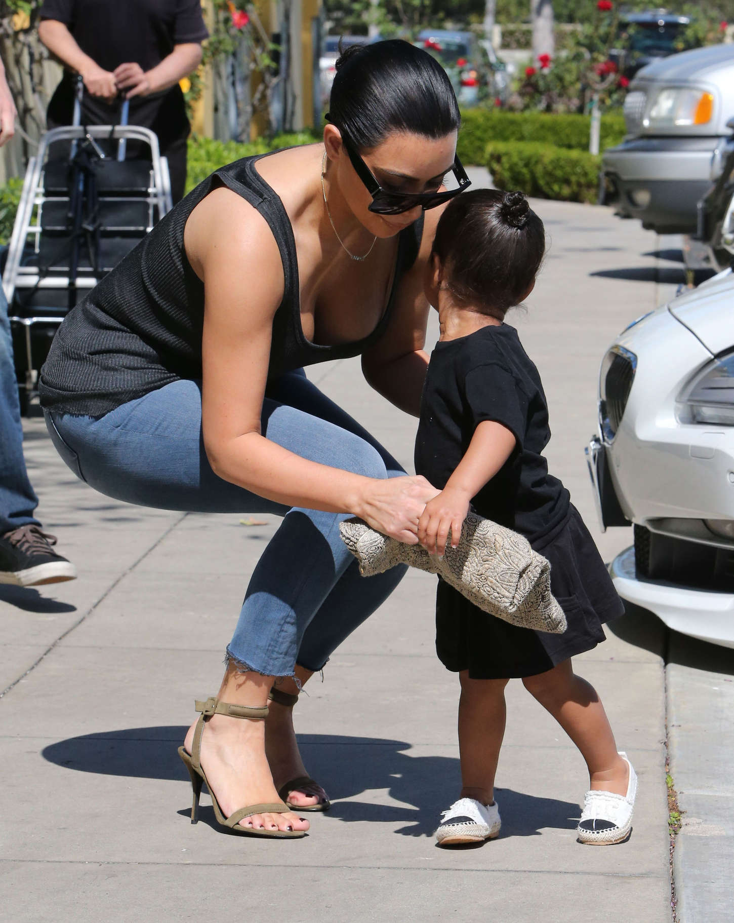 Kim-Kardashian-in-Jeans-602