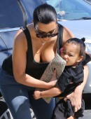 Kim-Kardashian-in-Jeans-603