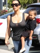 Kim-Kardashian-in-Jeans-604