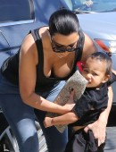 Kim-Kardashian-in-Jeans-605