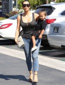 Kim-Kardashian-in-Jeans-606