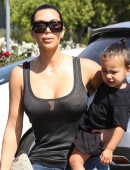 Kim-Kardashian-in-Jeans-608